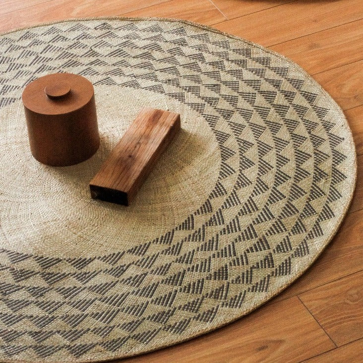 Black Triangle Round Rug 4'